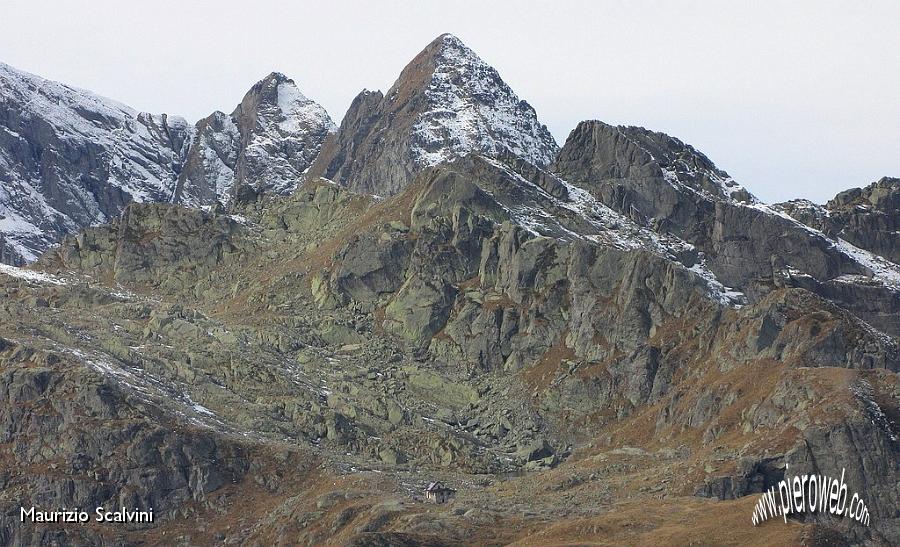 12 Lontano. Piramide del Pizzo Trona. Benigni.JPG